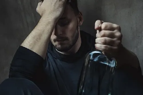 Мужчина с бутылкой алкоголя